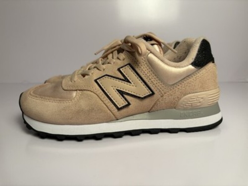 Pink - Black New Balance Size 6 Women’s Pre Owned